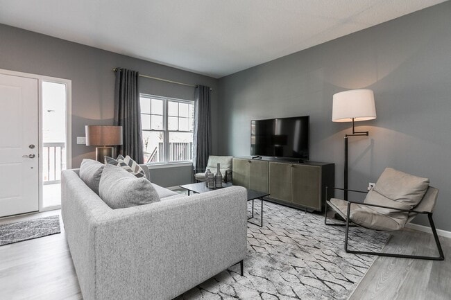Building Photo - Fully Furnished Townhome Blocks Away From Downtown, Flexible Leasing Terms!