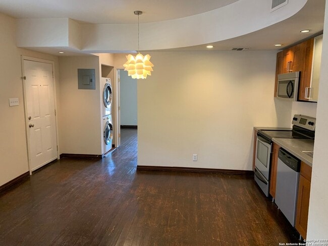 Building Photo - 810 E Ashby Pl