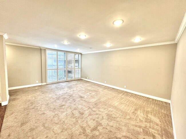 Building Photo - Must See! Beautiful 2 Bed / 2 Bath in La J...