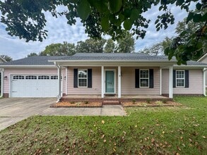 Building Photo - Charming 3 Bed 2 Bath Spring Lake Home wit...