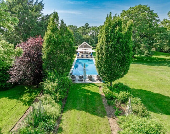 Building Photo - 265 Mecox Road