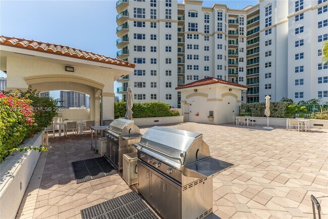 Building Photo - 19900 E Country Club Dr