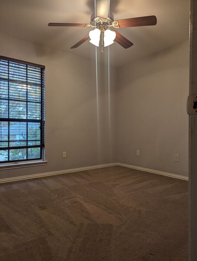 Building Photo - Modern Amenities & Ideal Location in Burle...