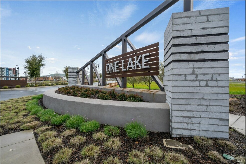 Building Photo - 2408 Lake Club Dr