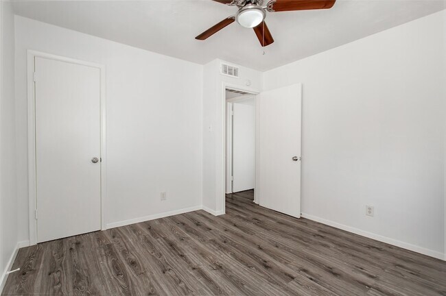 Building Photo - 5722 Gaston Ave