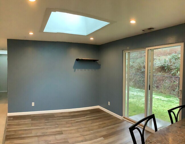 Building Photo - 1 STORY RAMBLER 3 BED 1.5 BATH IN PORT ORCHARD