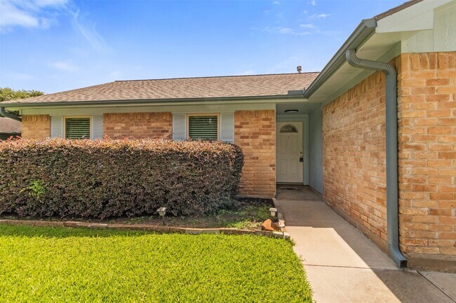 Building Photo - 16319 Pitch Pine Dr