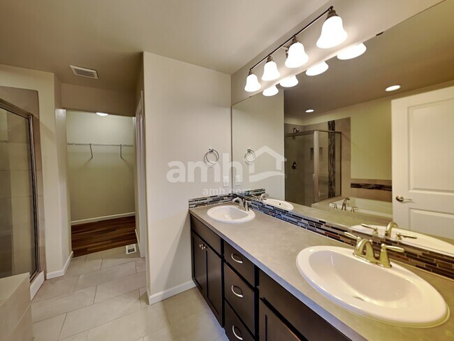 Building Photo - 2655 Moore St