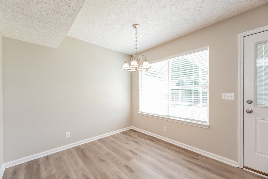 Building Photo - 1611 St Andrews Dr
