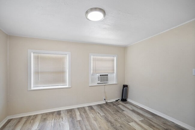 Building Photo - Won't Last! Apply NOW!  App fee REDUCED $25 ASAP $1995 3br/1bath CUTE House w/ HUGE YARD *** Newl...