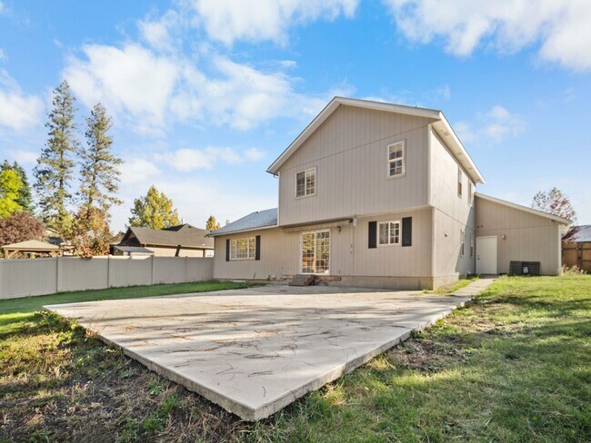 Building Photo - Spacious Home with Fenced Yard & Garage – ...