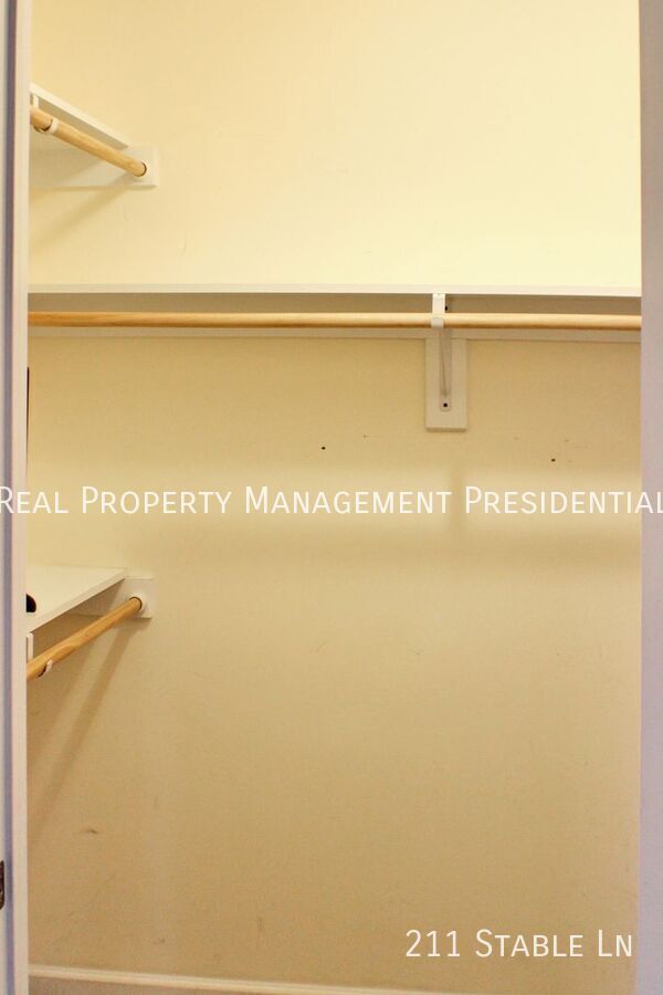 Building Photo - 211 Stable Ln