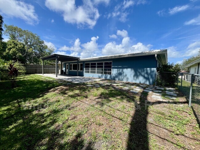 Building Photo - 2323 Surrey Ln