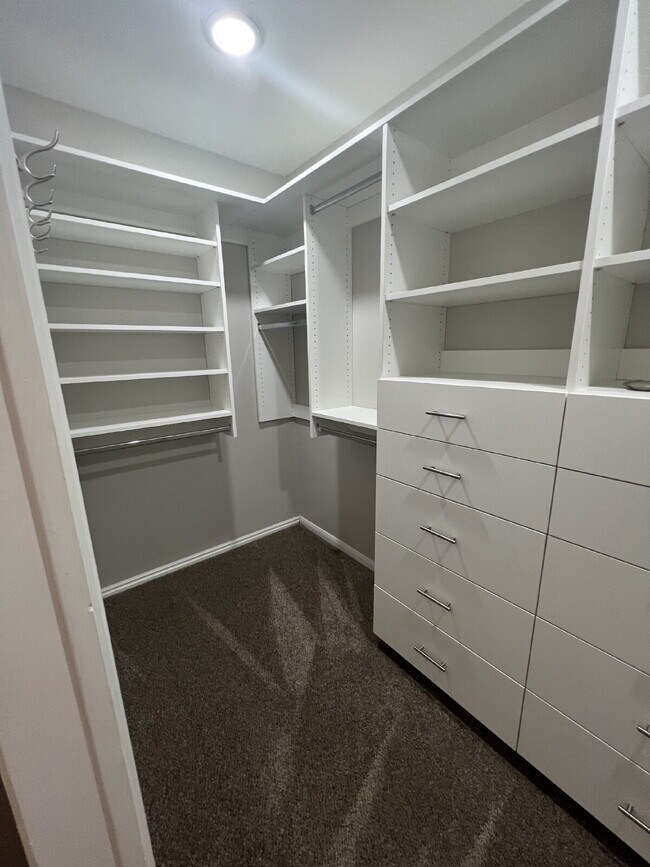 Building Photo - "Spacious 4-Bed Oasis with 3.5 Baths in Charming St. George!"