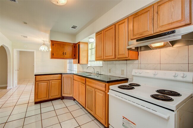 Building Photo - 9526 Balsam Ln