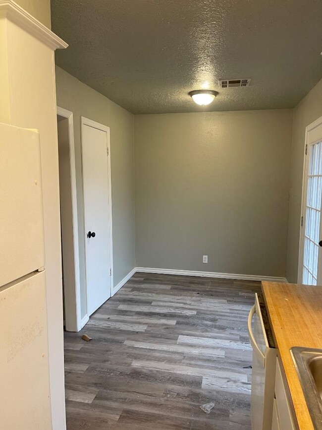 Building Photo - Updated 3-bedroom, 1-bath duplex located on a quiet street in West Norman