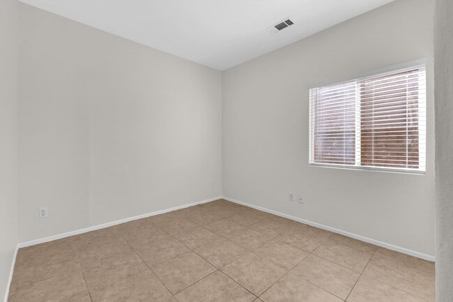 Building Photo - 83107 Greenbrier Dr