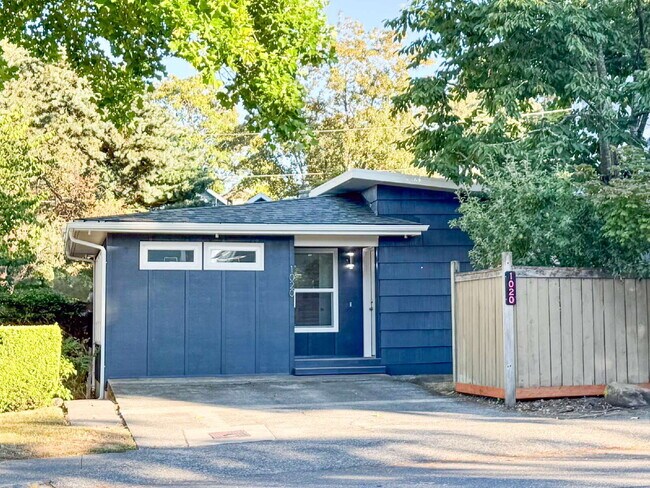 Primary Photo - Freshly Updated 4-Bed Retreat Centrally Located in Bellingham