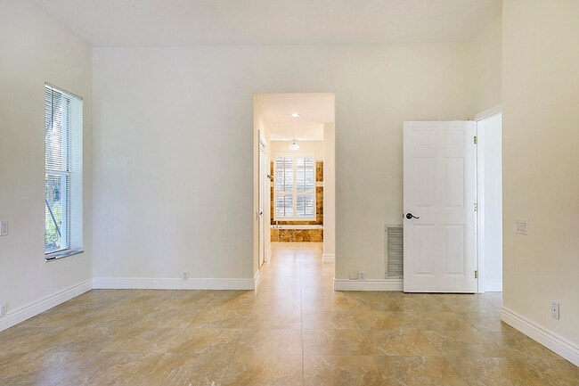 Building Photo - 19009 SE Old Trail Dr W