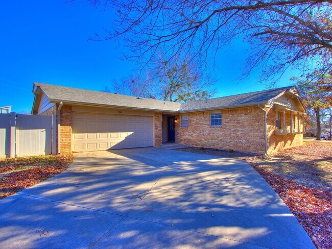 Building Photo - 3 Bed 2 Bath 2 Car Garage in Shawnee!