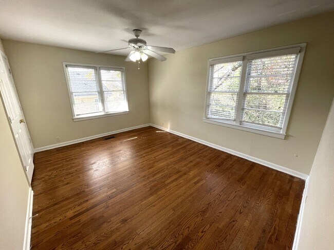Building Photo - 5br House off S. Milledge (Available now o...