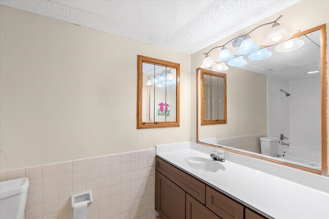 Building Photo - 2830 S Bartell Dr