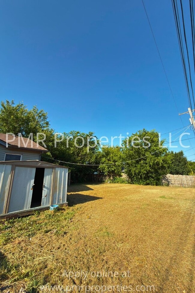 Building Photo - 4 Bedroom/ 1 Bathroom House