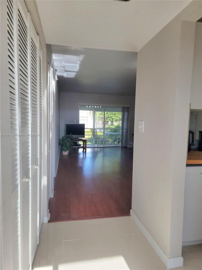 Building Photo - 3511 Inverrary Dr