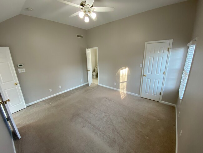 Building Photo - Room in House on College Ave