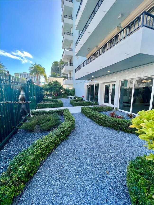 Building Photo - 720 Collins Ave