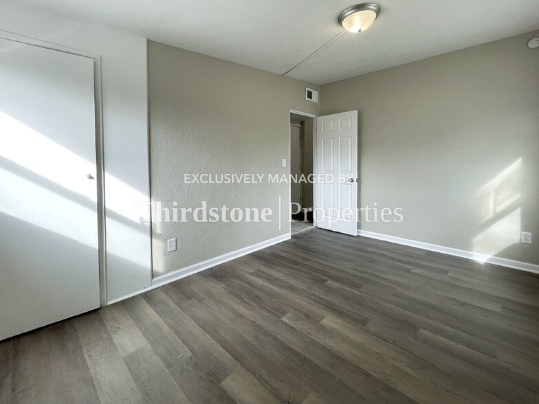 Building Photo - 10452 Pinehurst Dr