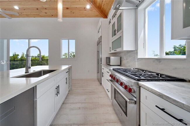 Building Photo - 2 Flamingo Hammock Rd