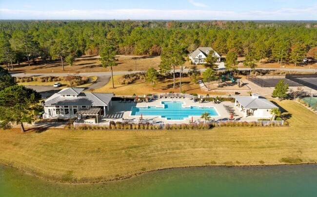 Building Photo - Beautifully appointed furnished 4 bedroom ...