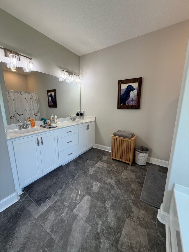 Building Photo - MOVE IN SPECIAL $400.00 OFF FIRST MONTH RE...