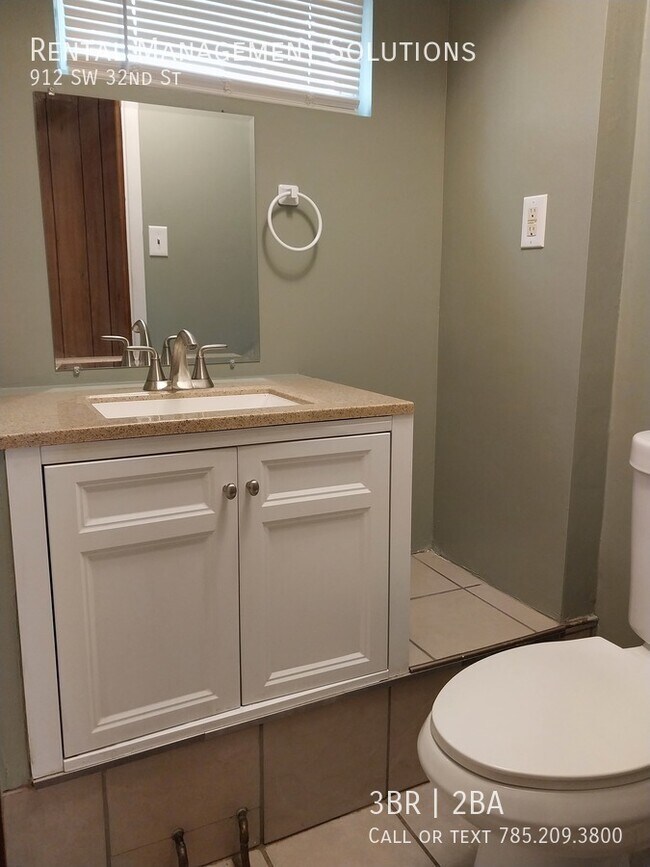 Building Photo - *BONUS LIVING ROOM* 912 SW 32nd St- 3 BED/...