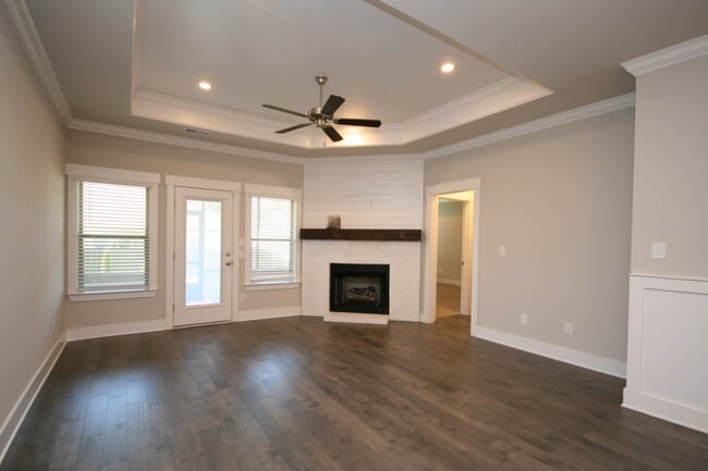 Building Photo - 707 Sluice Dr SW