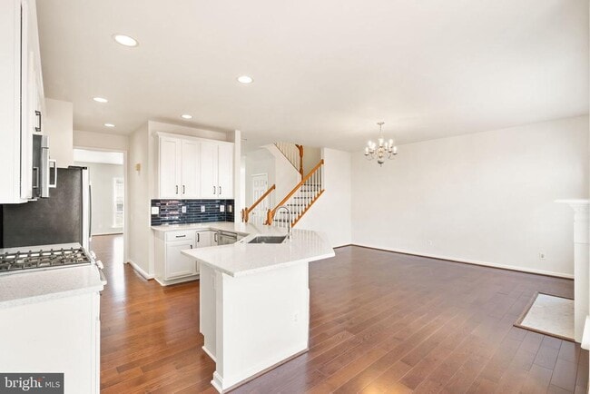 Building Photo - 7056 Courtyard Way