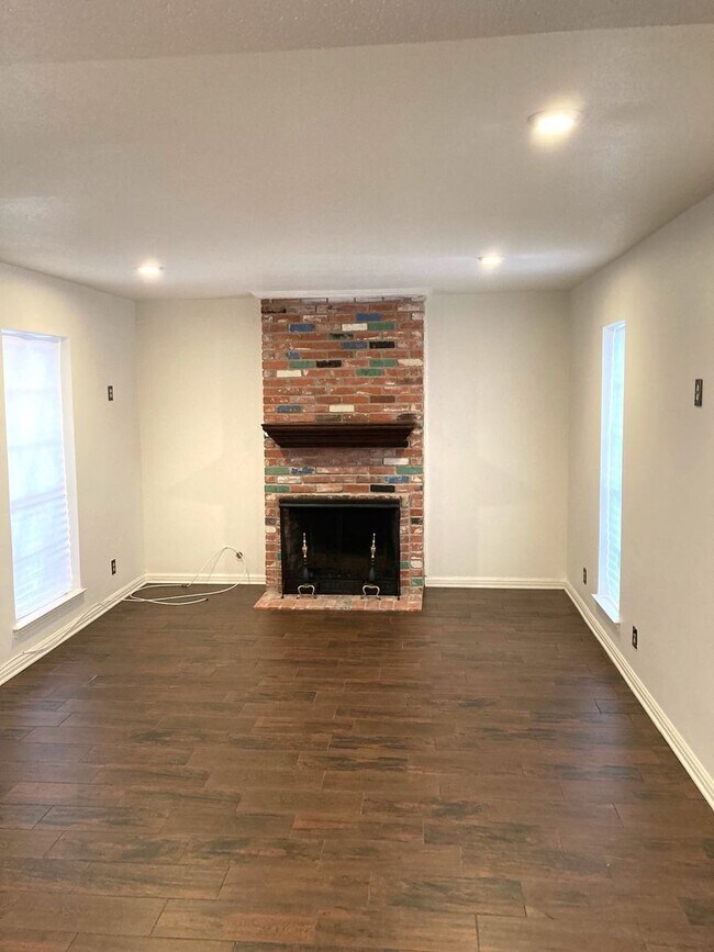 Building Photo - Maintenance free living in this updated condo