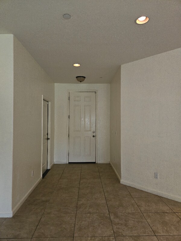 Building Photo - 2908 S Oakhurst Ct