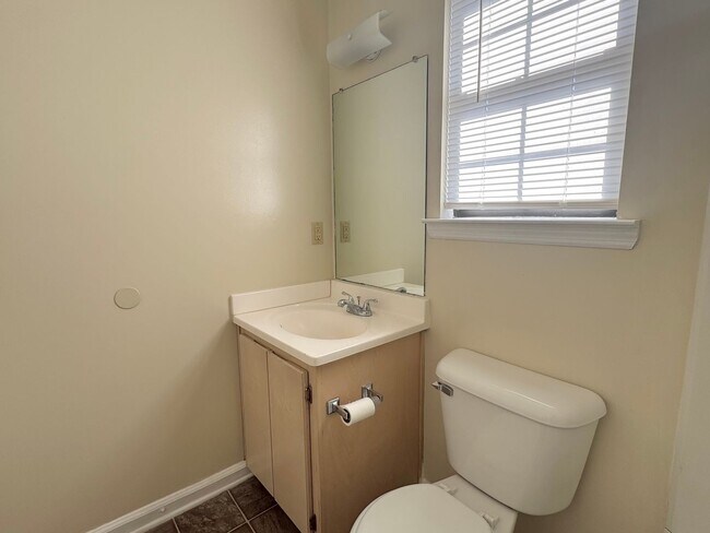 Building Photo - MOVE-IN READY! (Pet Friendly)