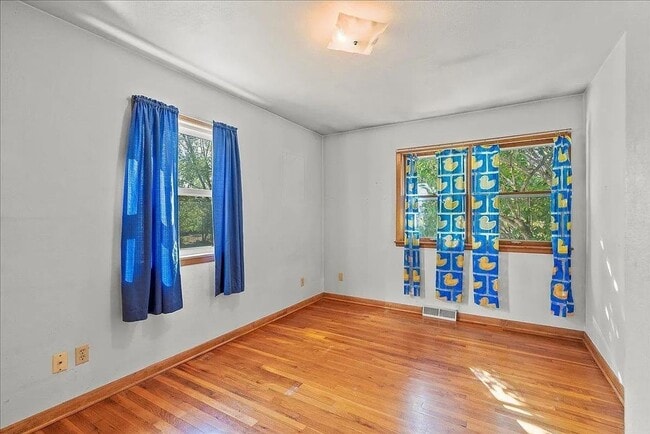 Building Photo - 4 Bedroom 2 Bath House in Cedar Falls walking distance to uni campus