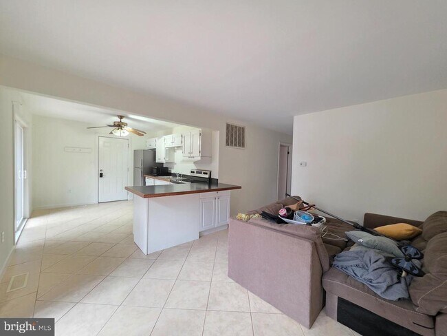 Building Photo - 13 Sailors Way