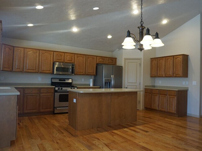 Building Photo - Beautiful Pleasant Grove 6 Bedroom With Mo...
