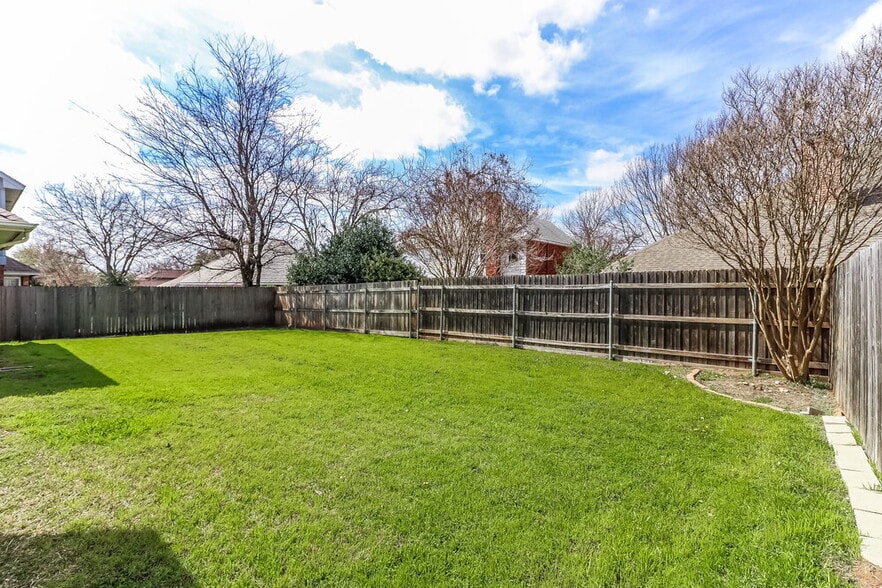 Building Photo - 7728 Blossom Dr