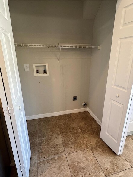 Building Photo - 15 Fernon Ln