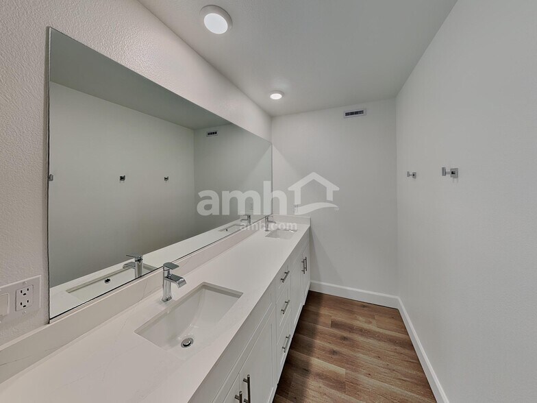 Building Photo - 150 Nico Azalea Ln