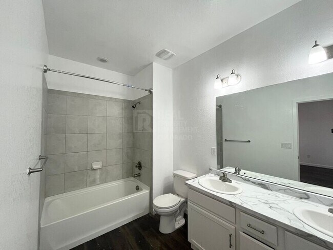 Building Photo - 811 E 98th-505