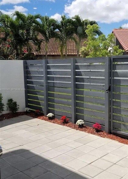 Building Photo - 10429 SW 118th Ave