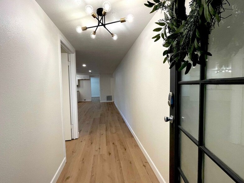 Building Photo - 3141 Hillview Dr N