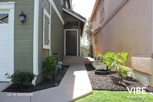 Building Photo - Beautifully updated Verdigris 3 bedroom Single Family Home with Sunset Views!